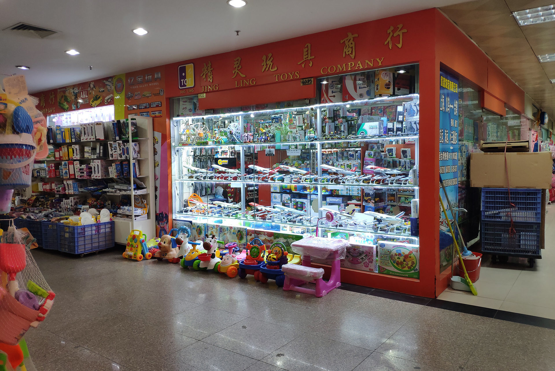 บรรยากาศตลาดขายของเล่นในกวางโจว มีร้านค้าขายของมากมาย